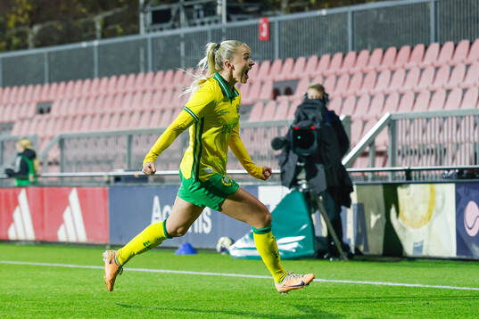 Anna Josendal of Hammarby celebrates