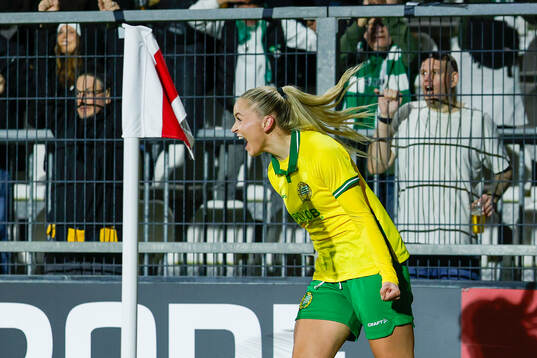 Anna Josendal of Hammarby celebrates