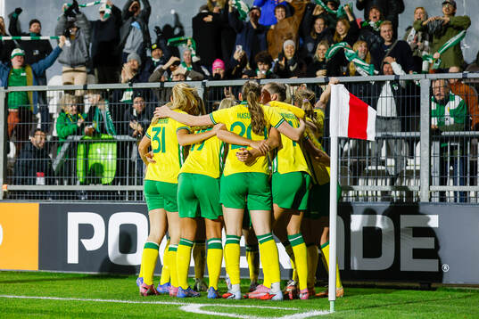 Anna Josendal of Hammarby celebrate with team mates