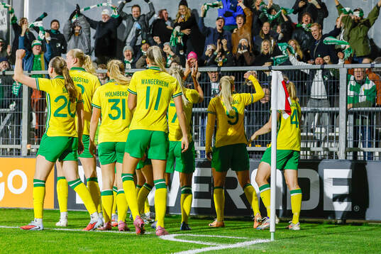 Anna Josendal of Hammarby celebrate with team mates
