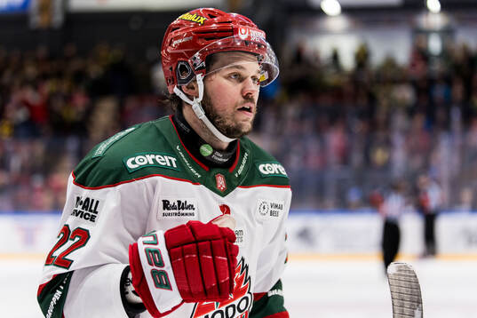 Modos Måns Carlsson jublar