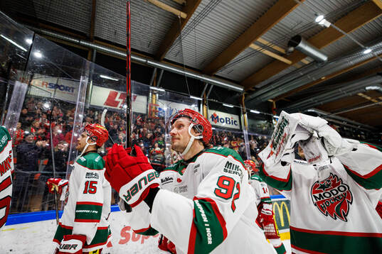 Modos Jesper Olofsson jublar