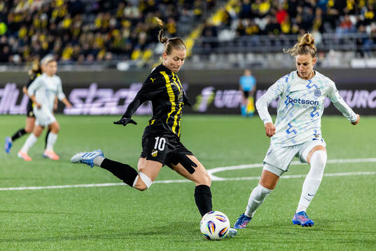 Anna Anvegård of Häcken and Henrietta Csiszar of Inter