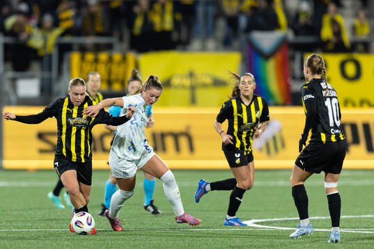 Pernille Sanvig of Häcken and Karolina Vilhjalmsdottir of