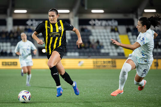 Mary Caroline Wickenheiser of Häcken and Ivana Andrés of