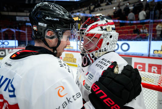 Malmö Redhawks målvakt Oskar Blomgren jublar