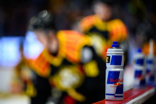 En vattenflaska med Red Bulls logotyp på