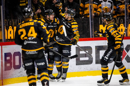 Skellefteå spelare jublar