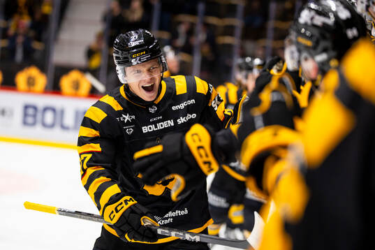 Skellefteås Oskar Vuollet jublar