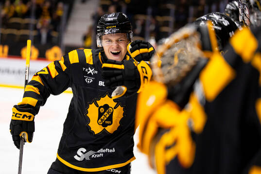 Skellefteås Oskar Vuollet jublar