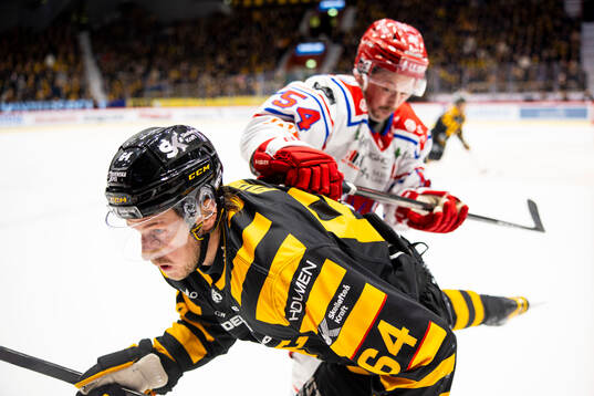 Skellefteås Jonathan Pudas blir tacklad av Timrås