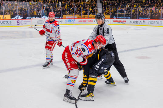 Timrås Jonathan Dahlén och Skellefteås Jonathan Pudas i