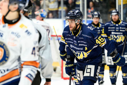 HV71s Joona Luoto jublar