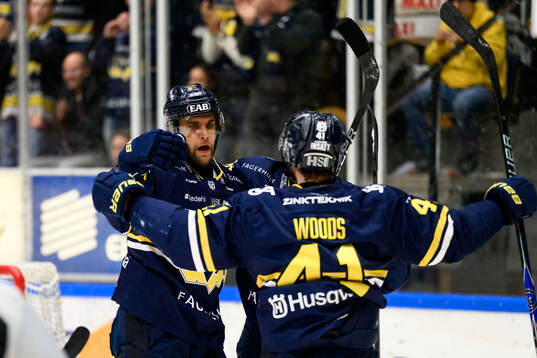 HV71s Joona Luoto jublar