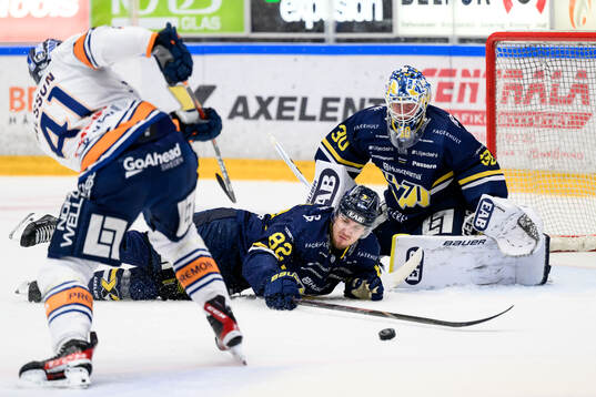 HV71s Santeri Hatakka och målvakt Lassi Lehtinen