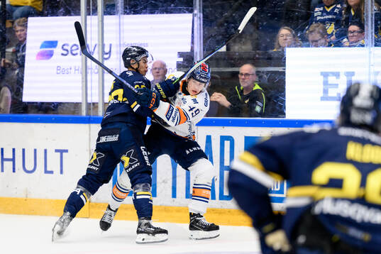 HV71s Jonathan Ang och Växjös Leo Sahlin Wallenius