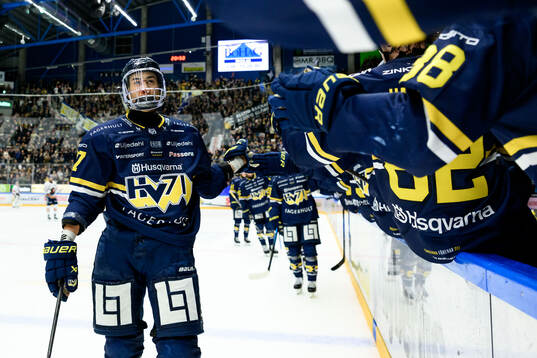 HV71s Jonathan Ang jublar