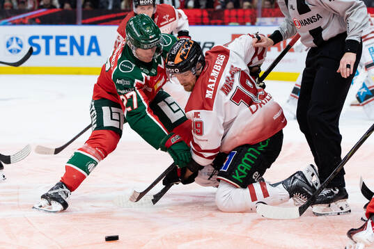 Frölundas Theodor Niederbach tekar mot Örebros Sean Malone