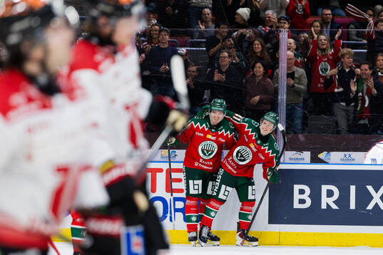 Frölundas Max Lindholm jublar ihop med Ivar Stenberg