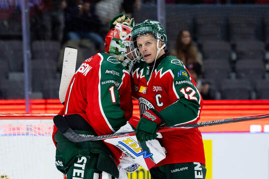 Frölundas målvakt Lars Johansson och Max Friberg jublar