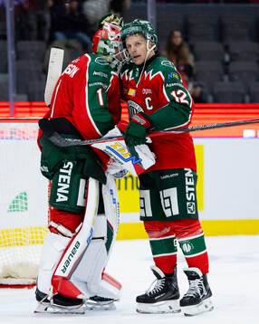 Frölundas målvakt Lars Johansson och Max Friberg jublar