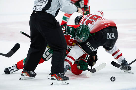 Frölundas Nicklas Lasu tekar mot Örebros Sean Malone
