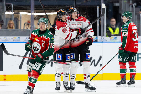 Örebros Milton Oscarson jublar ihop med Patrik Karlkvist