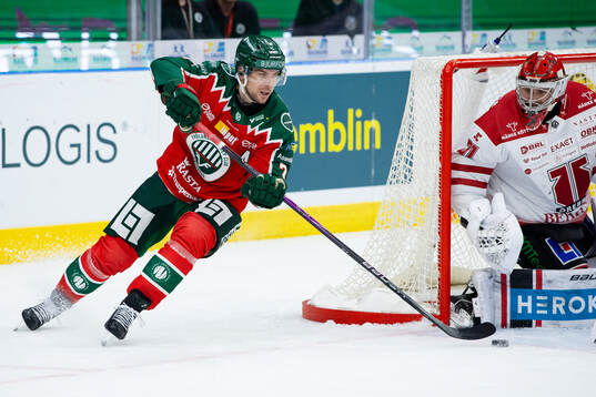 Frölundas Henrik Tömmernes och Örebros målvakt Jonas