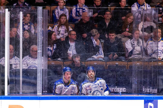 Leksands Tinus Luc Koblar och Matt Caito i utvisningsbåset