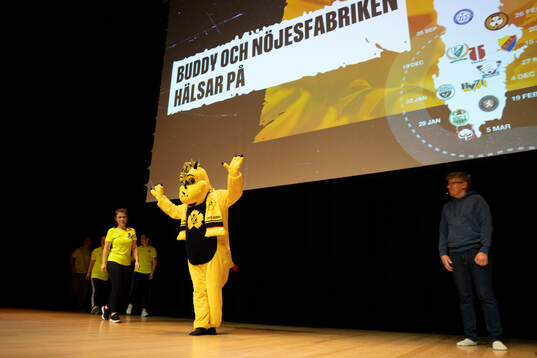 Deltagarna dansar till Nöjesfabriken