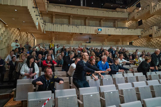 Deltagarna dansar till Nöjesfabriken