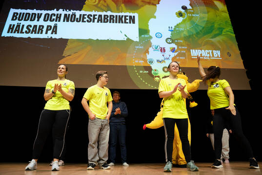 Deltagarna dansar till Nöjesfabriken