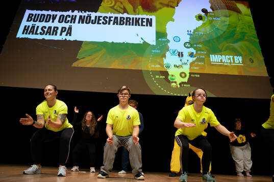 Deltagarna dansar till Nöjesfabriken