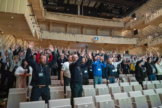 Deltagarna dansar till Nöjesfabriken