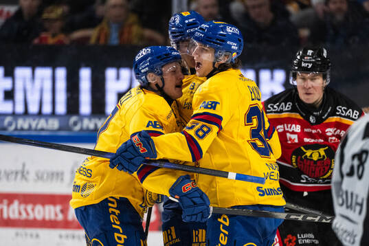 Djurgårdens Victor Eklund jublar med lagkamrater