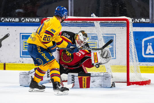 Djurgårdens Mathias Emilio Pettersen och Luleås målvakt