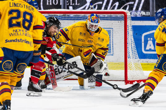 Luleås Brendan Shinnimin och Djurgårdens målvakt Magnus