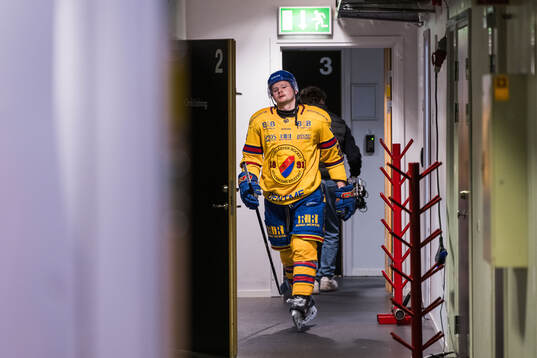 Djurgårdens Mathias Emilio Pettersen lämnar isen