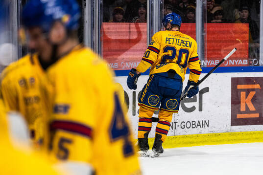 Djurgårdens Mathias Emilio Pettersen lämnar isen