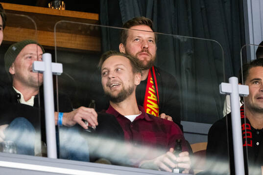 Johan Harju och Linus Omark på läktaren