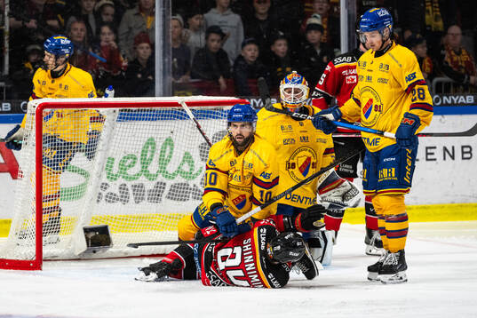 Djurgårdens Oliver Kylington och målvakt Magnus Hellberg