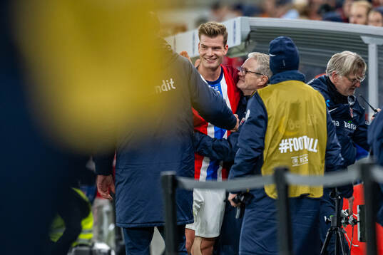 Alexander Sørloth and Are Hokstad, team manager of Norway