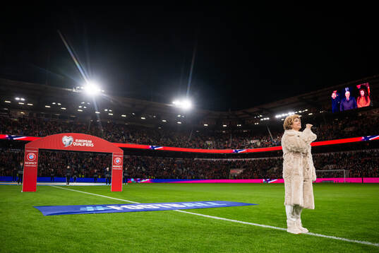 Sissel Kyrkjebø sings