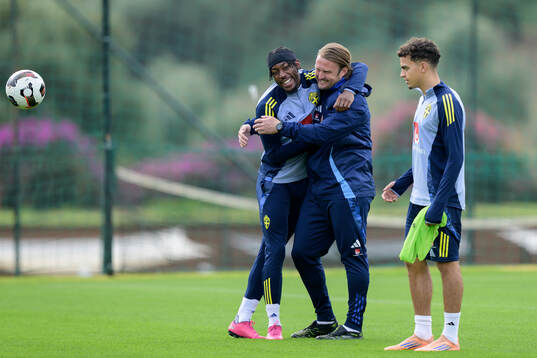Anthony Elanga, assistant coach Björn Hamberg and Yasin