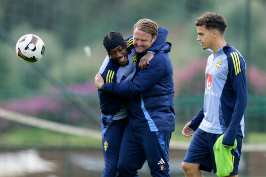 Anthony Elanga, assistant coach Björn Hamberg and Yasin
