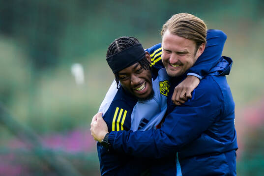 Anthony Elanga and assistant coach Björn Hamberg of the