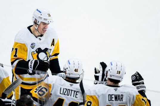 Evgeni Malkin of Pittsburgh Penguins celebrates the 1-0 goal