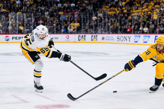 Erik Karlsson of Pittsburgh Penguins and Ryan O'Reilly of