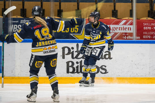 HV71s Emmi Rakkolainen jublar