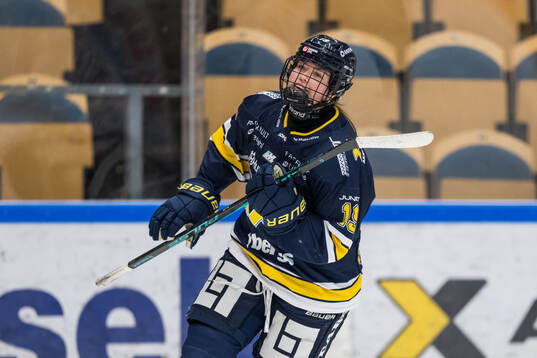 HV71s Thea Jørgensen jublar